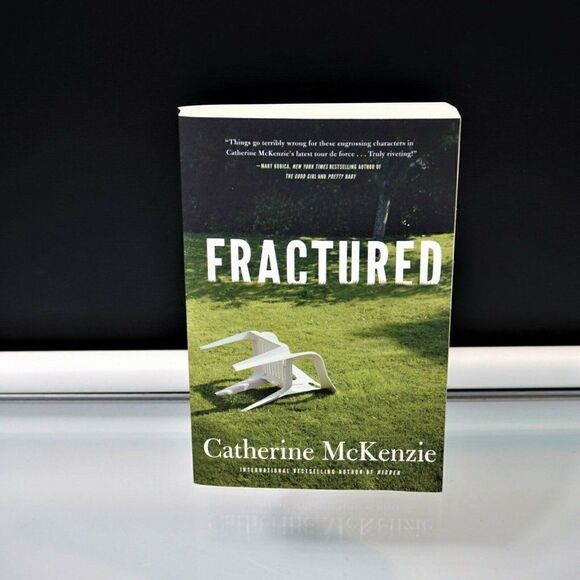 Fractured by Catherine McKenzie 2016 Paperback Lake Union Publishing - Picture 1 of 6